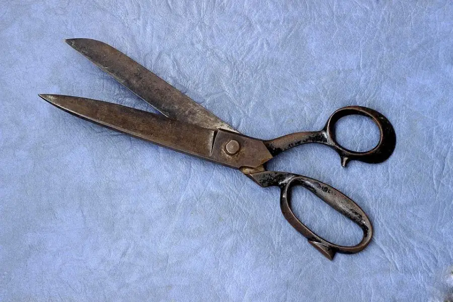 opening and closing scissors