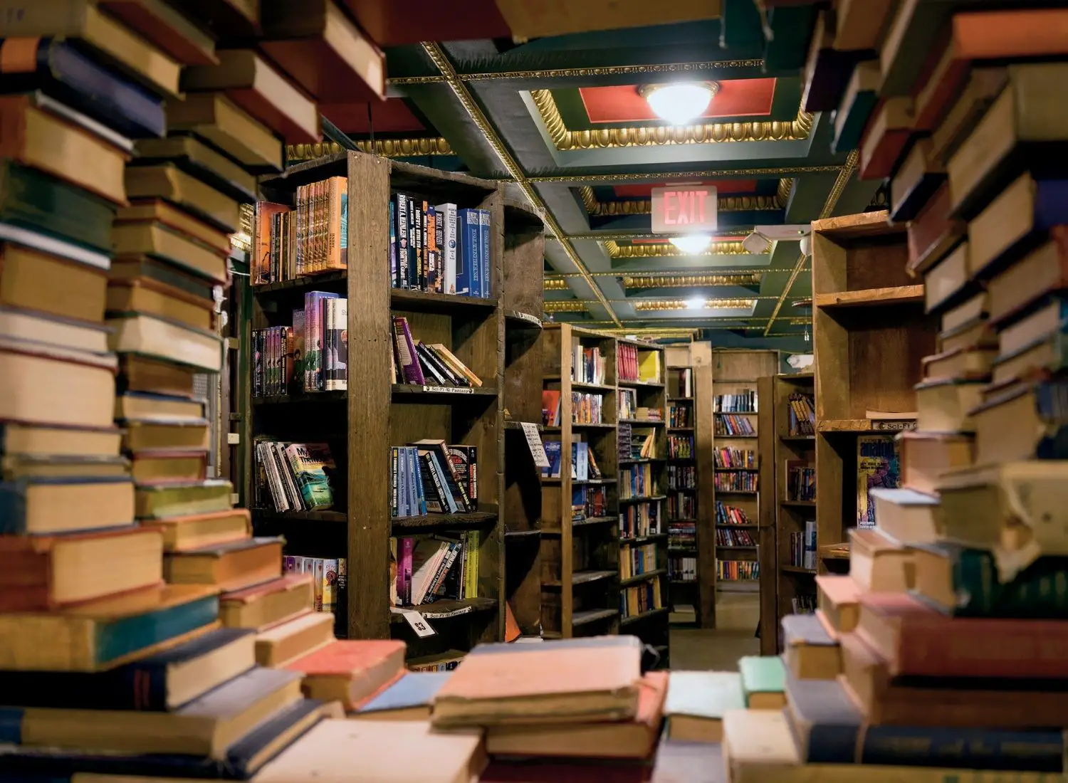 Best book better. Библиотека картинки. Библиотека иллюстрация. Крутая библиотека. Хаос в библиотеке.