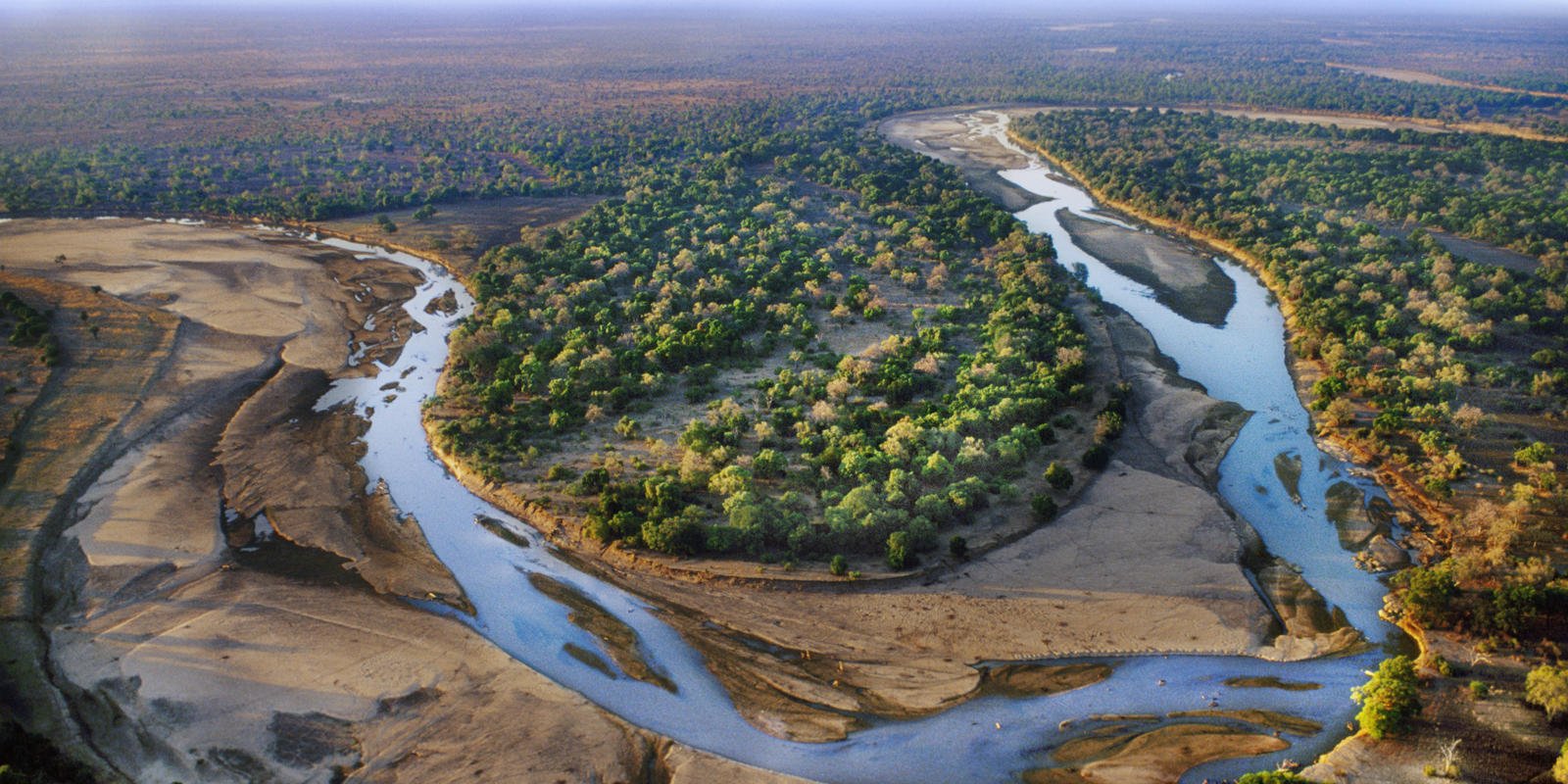 Река замбези в африке. Луангва река. Реки Замбии. Река Луангва фото. Устье реки Луангва.